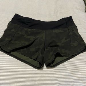 Lululemon Run Times green camo short size 8